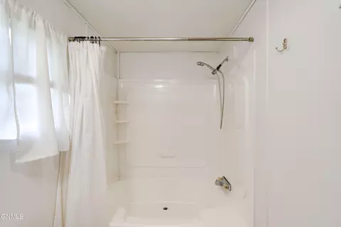 Bath - 208 E Coyote St, Mandan, ND 58554 photo 2 of 5