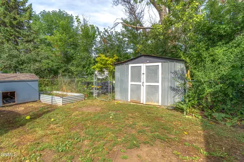 Exterior - 208 E Coyote St, Mandan, ND 58554 photo 4 of 6