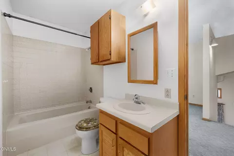 Bath - 1604 Bison Dr, Williston, ND 58801 photo 3 of 4