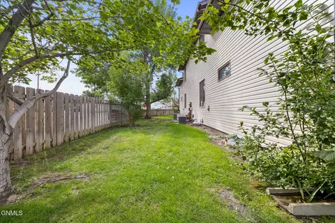 Exterior - 1604 Bison Dr, Williston, ND 58801 photo 8 of 9