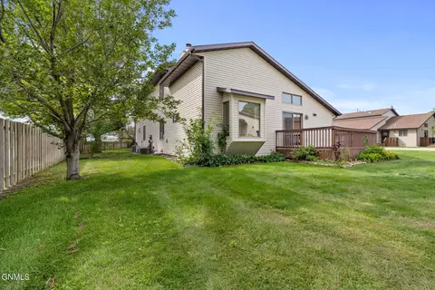 Exterior - 1604 Bison Dr, Williston, ND 58801 photo 9 of 9