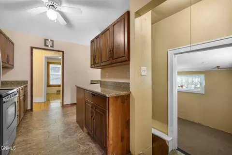 Entry Way - 2202 University Ave, Williston, ND 58801 photo 2 of 3