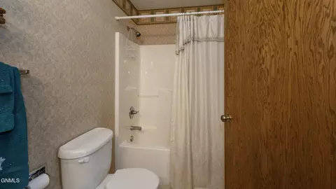 Bath - 3824 Prairie Pines Loop, Bismarck, ND 58503 photo 2 of 5