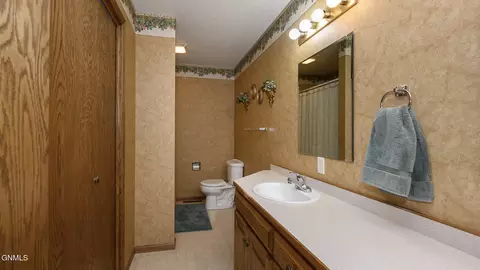 Bath - 3824 Prairie Pines Loop, Bismarck, ND 58503 photo 4 of 5