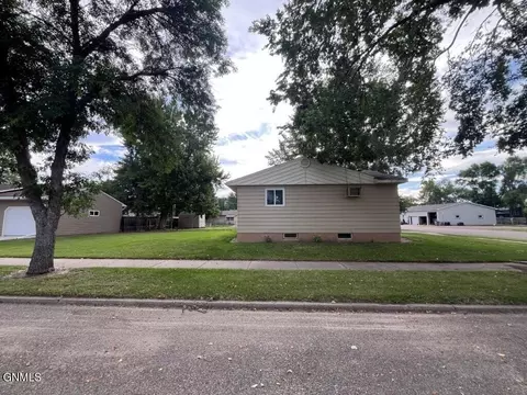 Exterior - 918 8th St W, Mobridge, SD 57601 photo 5 of 5
