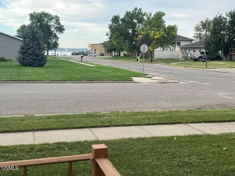 Exterior - 918 8th St W, Mobridge, SD 57601 photo 2 of 5