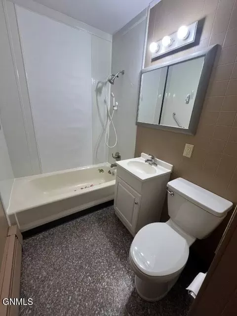 Bath - 918 8th St W, Mobridge, SD 57601 photo 1 of 2