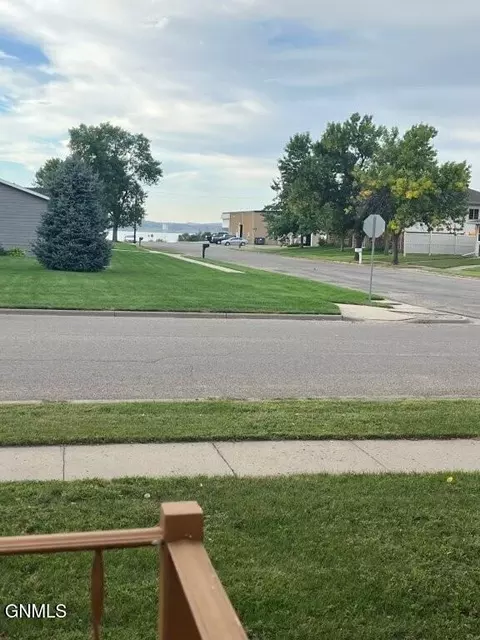 Exterior - 918 8th St W, Mobridge, SD 57601 photo 3 of 5