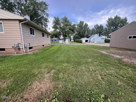 Exterior - 918 8th St W, Mobridge, SD 57601 photo 4 of 5