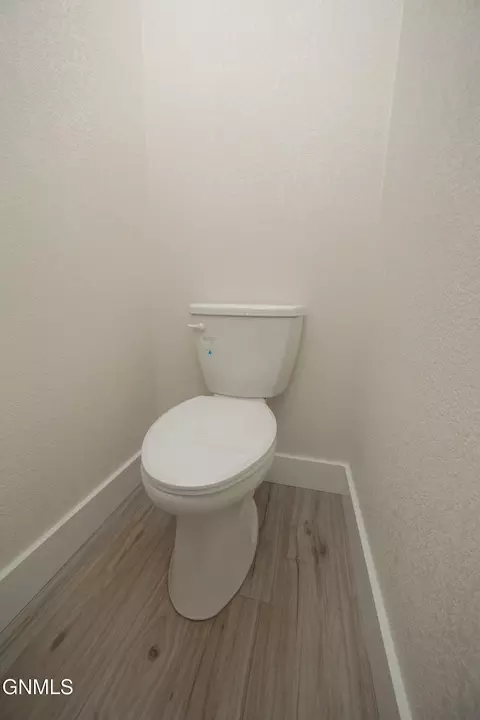 Bath - 507 46th St E, Williston, ND 58801 photo 6 of 9