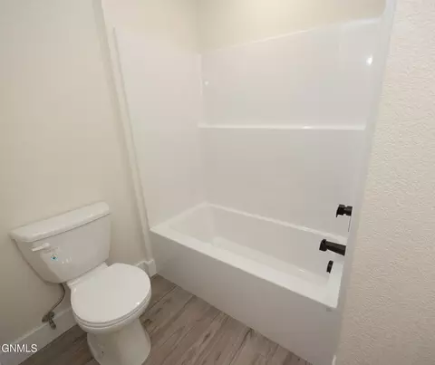 Bath - 507 46th St E, Williston, ND 58801 photo 9 of 9