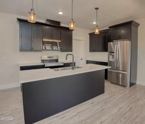 Kitchen - 507 46th St E, Williston, ND 58801 photo 2 of 3
