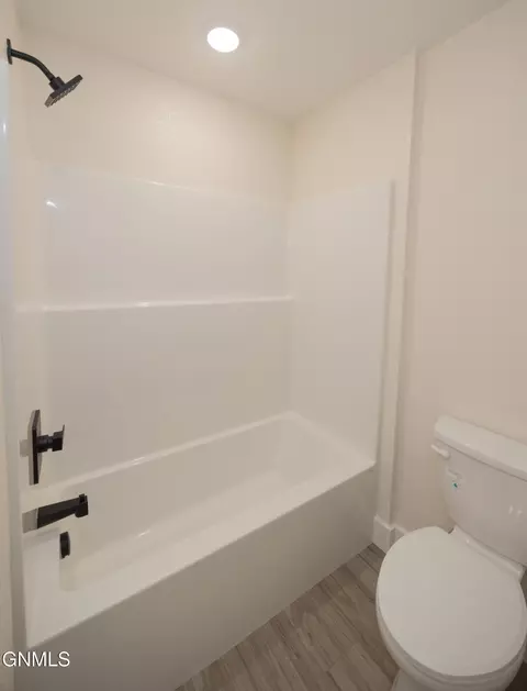Bath - 509 46th St E, Williston, ND 58801 photo 6 of 6