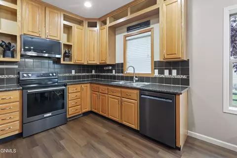 Kitchen - 3423 36th St W, Williston, ND 58801 photo 3 of 5