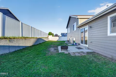 Exterior - 2718 25th St W, Williston, ND 58801 photo 3 of 5