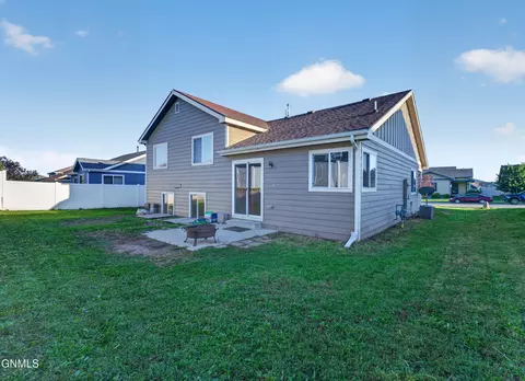 Exterior - 2718 25th St W, Williston, ND 58801 photo 4 of 5