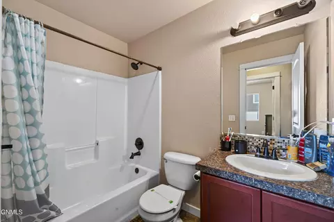 Bath - 2718 25th St W, Williston, ND 58801 photo 2 of 3