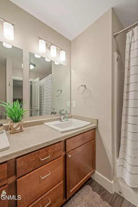 Bath - 2722 30th St W, Williston, ND 58801 photo 3 of 3