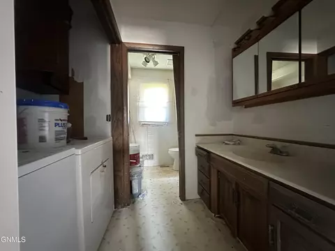 Bath - 513 3rd St E, Napoleon, ND 58561 photo 1 of 2