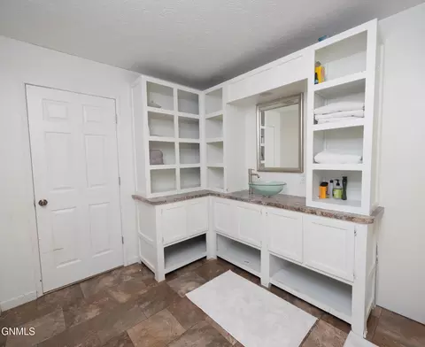 Bath - 805 27th St W, Williston, ND 58801 photo 2 of 3