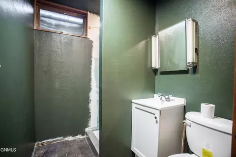 Bath - 2033 Saint Benedict Dr, Bismarck, ND 58501 photo 3 of 3
