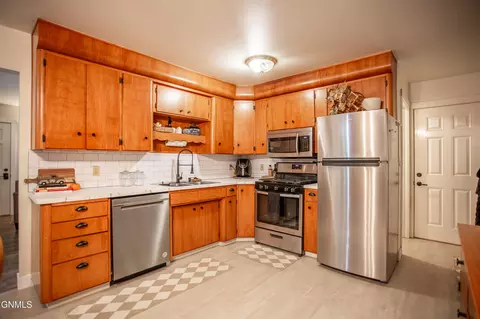 Kitchen - 2033 Saint Benedict Dr, Bismarck, ND 58501 photo 2 of 3