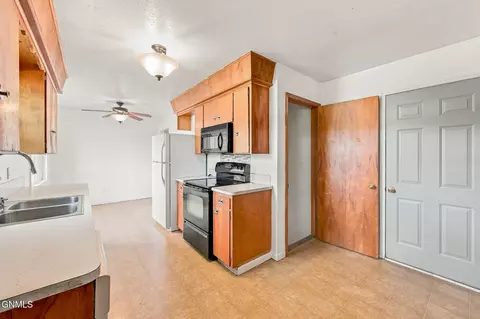 Kitchen - 208 E Turnpike Ave, Bismarck, ND 58501 photo 3 of 6