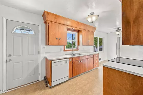Kitchen - 208 E Turnpike Ave, Bismarck, ND 58501 photo 5 of 6