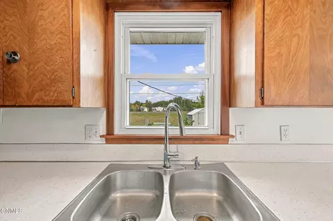 Kitchen - 208 E Turnpike Ave, Bismarck, ND 58501 photo 6 of 6