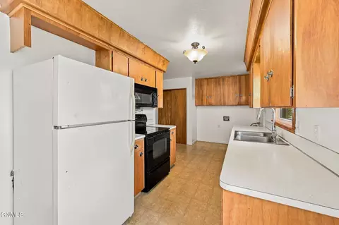 Kitchen - 208 E Turnpike Ave, Bismarck, ND 58501 photo 2 of 6