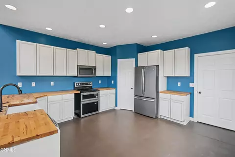 Kitchen - 15112 53rd St NW, Williston, ND 58801 photo 3 of 3