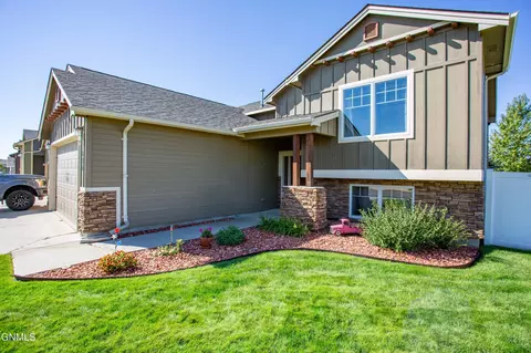 Exterior - 817 15th Ave E, Dickinson, ND 58601 photo 2 of 3