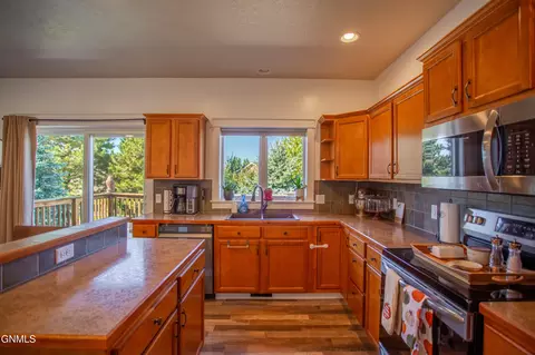 Kitchen - 817 15th Ave E, Dickinson, ND 58601 photo 2 of 4