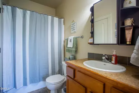 Bath - 817 15th Ave E, Dickinson, ND 58601 photo 1 of 7