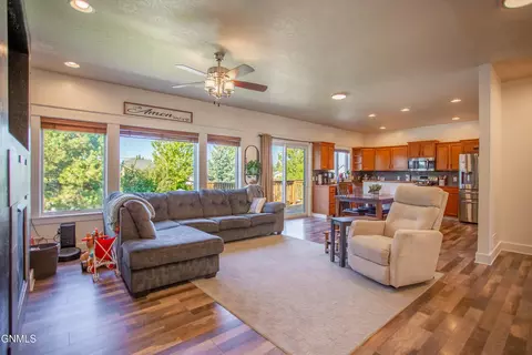 Living - 817 15th Ave E, Dickinson, ND 58601 photo 1 of 4