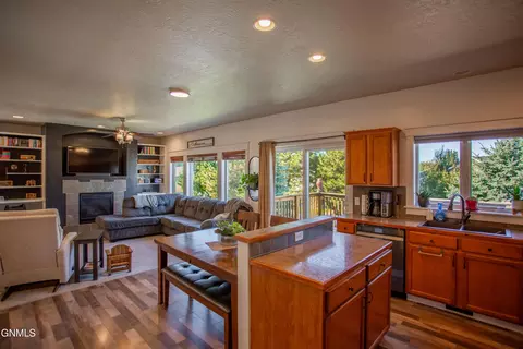 Kitchen - 817 15th Ave E, Dickinson, ND 58601 photo 4 of 4