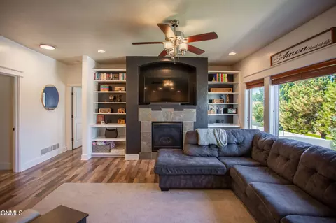 Living - 817 15th Ave E, Dickinson, ND 58601 photo 3 of 4
