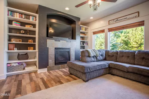 Living - 817 15th Ave E, Dickinson, ND 58601 photo 2 of 4