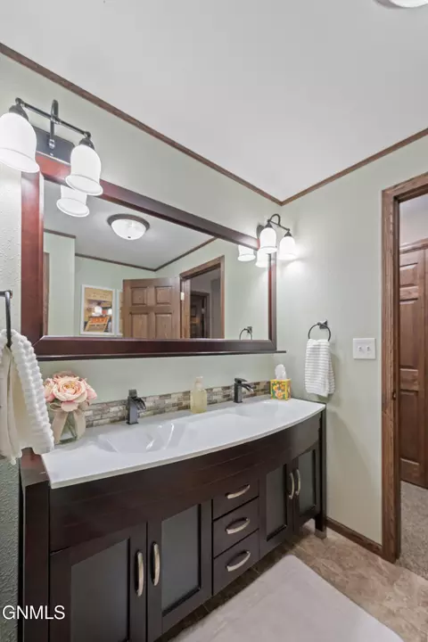 Bath - 14063 48th St NW, Williston, ND 58801 photo 6 of 12