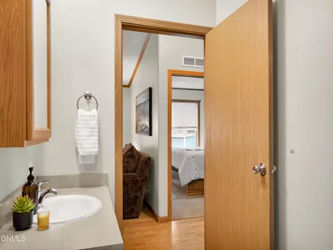 Bath - 426 Dover Dr, Bismarck, ND 58504 photo 5 of 5