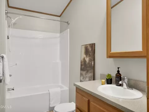 Bath - 426 Dover Dr, Bismarck, ND 58504 photo 4 of 5