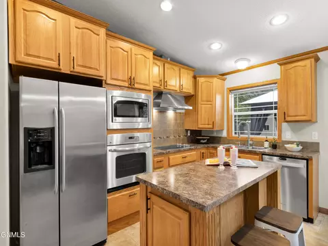 Kitchen - 426 Dover Dr, Bismarck, ND 58504 photo 4 of 6