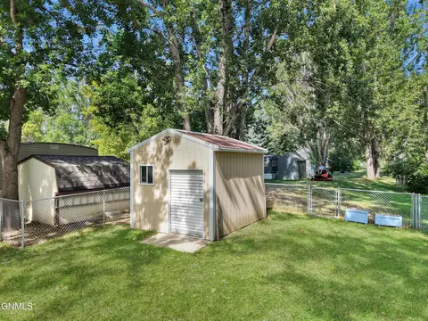Exterior - 426 Dover Dr, Bismarck, ND 58504 photo 6 of 8