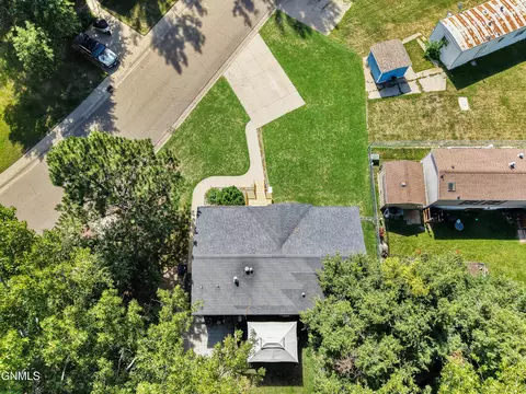 View/Area - 426 Dover Dr, Bismarck, ND 58504 photo 3 of 4