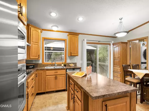 Kitchen - 426 Dover Dr, Bismarck, ND 58504 photo 5 of 6