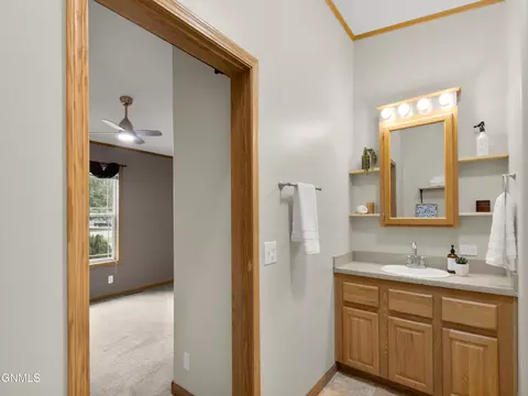 Bath - 426 Dover Dr, Bismarck, ND 58504 photo 3 of 5