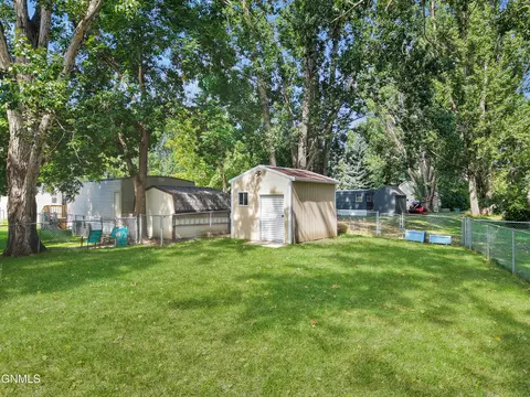 Exterior - 426 Dover Dr, Bismarck, ND 58504 photo 4 of 8