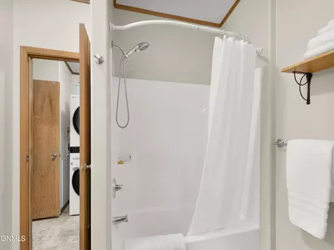 Bath - 426 Dover Dr, Bismarck, ND 58504 photo 2 of 5