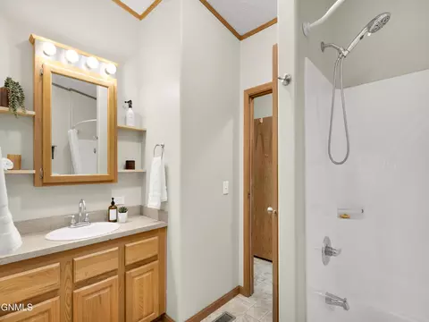 Bath - 426 Dover Dr, Bismarck, ND 58504 photo 1 of 5