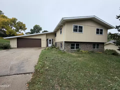 Exterior - 2431 E Boulevard Ave, Bismarck, ND 58501 photo 8 of 8